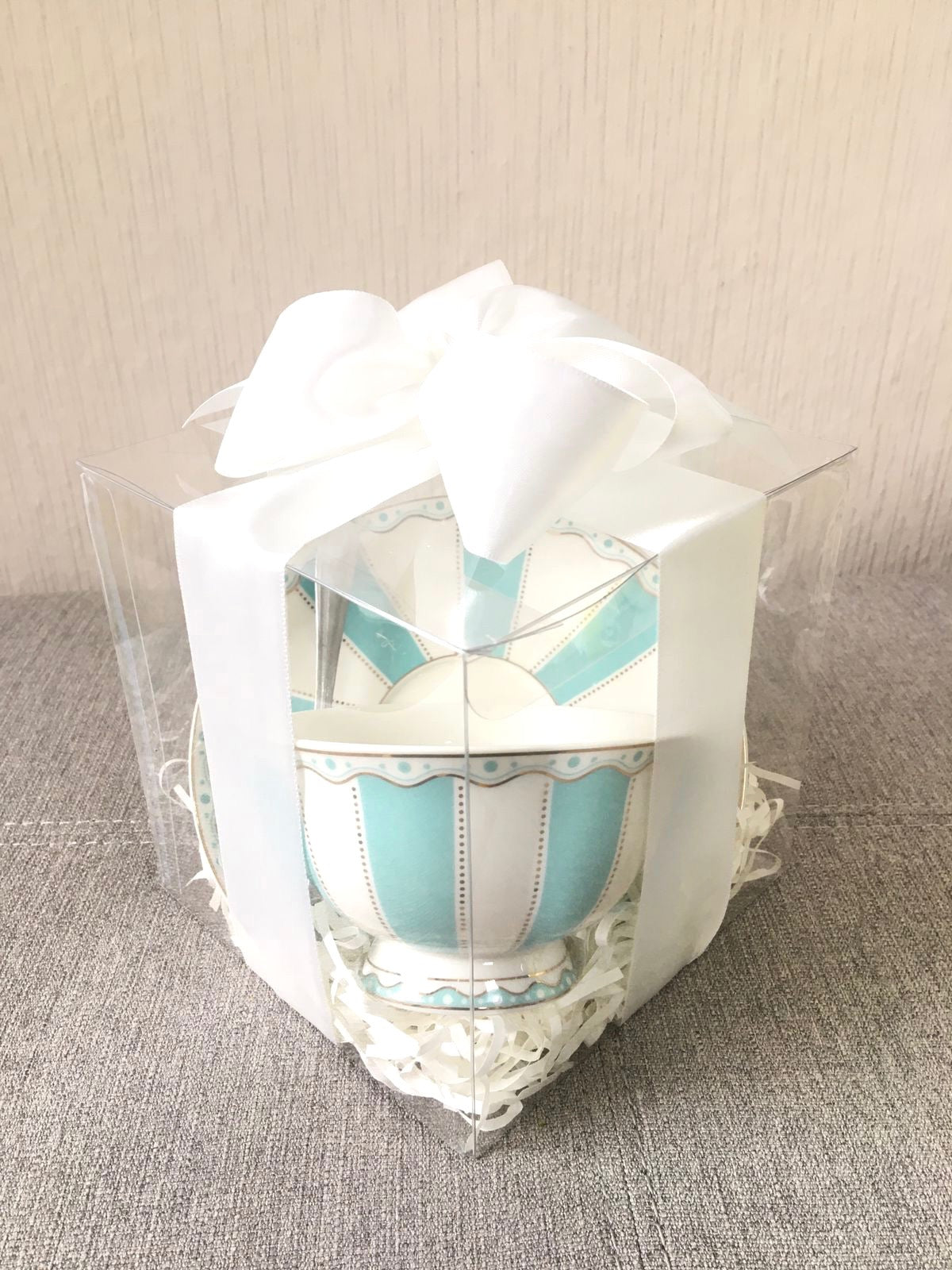 Taza grande en caja transparente