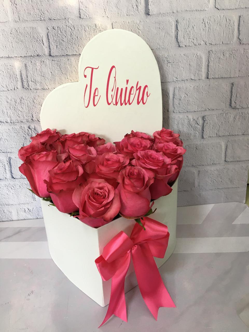 Arreglo de Flores en Caja en forma de Corazón