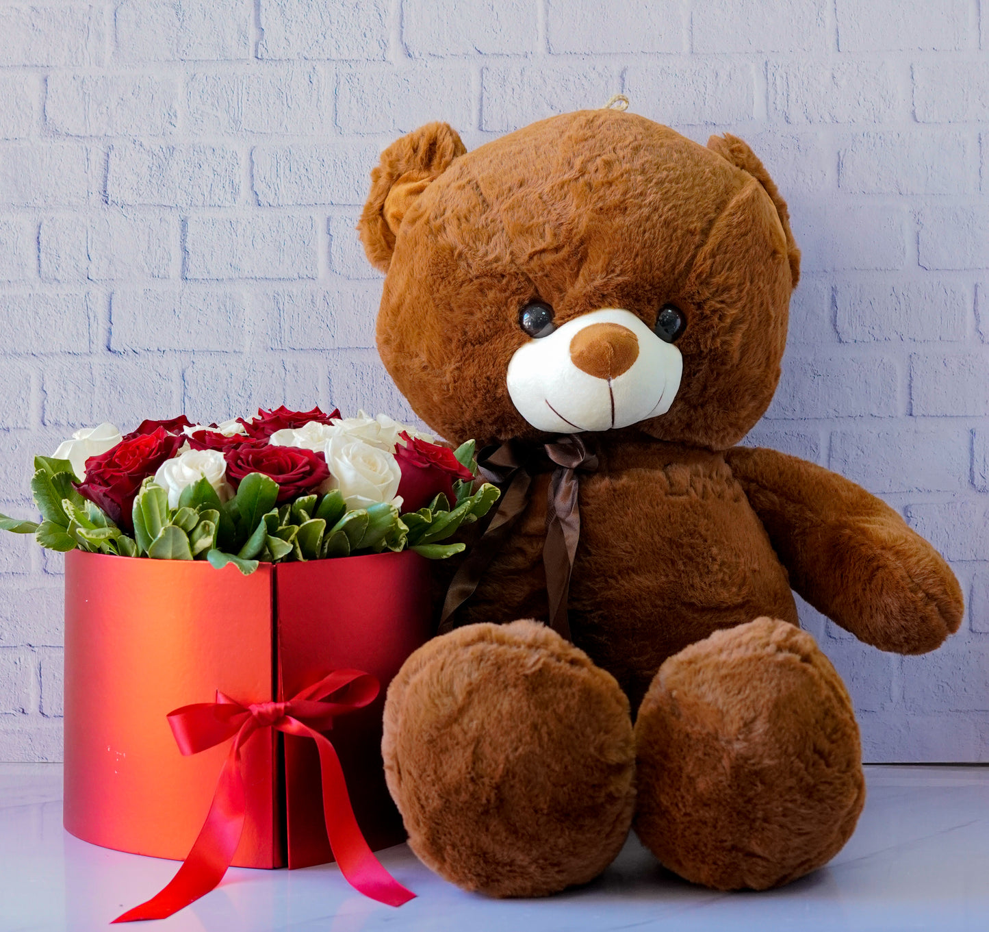 Peluche Marrón, Arreglo de Flores & Chocolates Ferrero Rocher