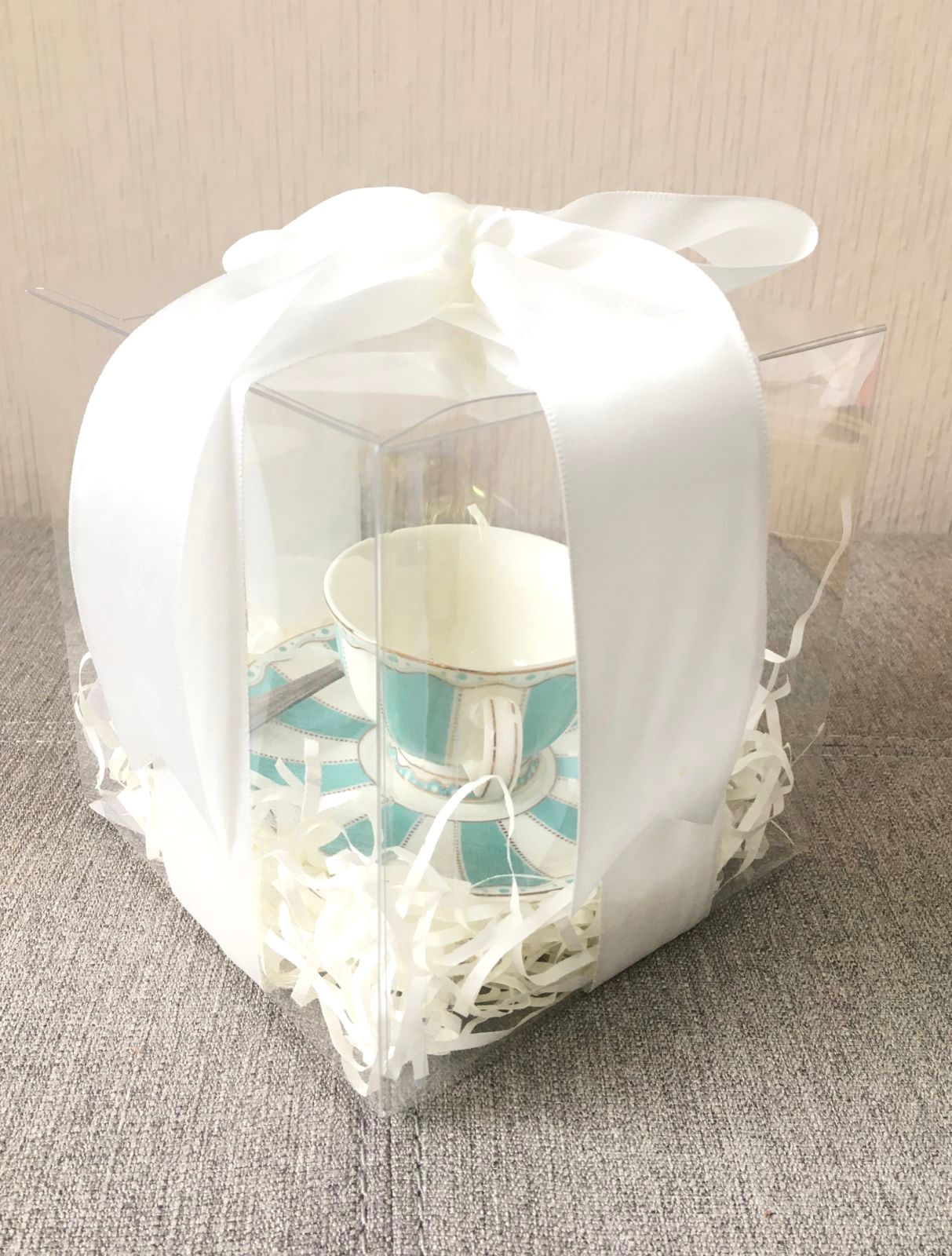 Taza pequeña en caja transparente